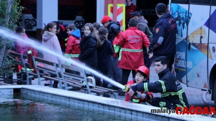 Küçük çocuklara itfaiyeci eğitimi