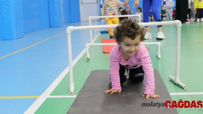 Küçük öğrenciler spor salonunda eğlenerek ders yaptı