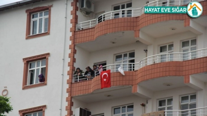 Kulp polisi çocuklara Türk bayrağı dağıttı