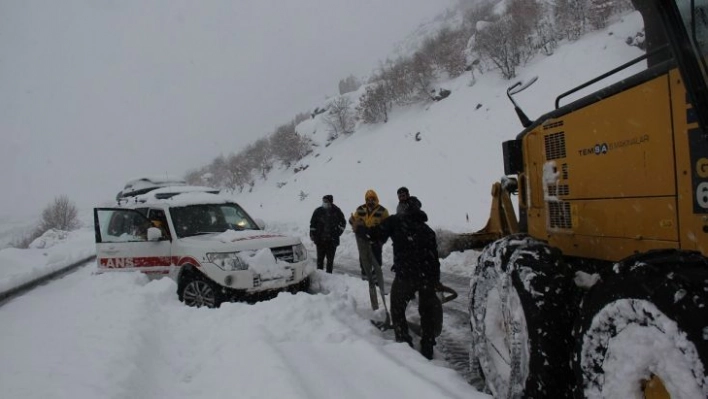 Kulp'ta ambulanslar karda mahsur kaldı