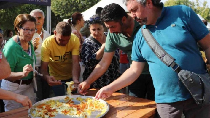 Künefenin içerisindeki altını bulmak için kıyasıya yarıştılar