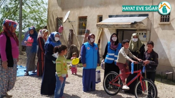 Kuran kursu hocaları çocukları sevindirdi