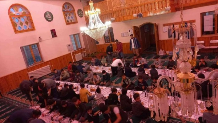 Kuran kursu öğrencilerine medine usulü iftar