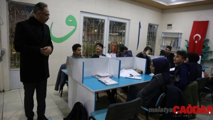 Kuş, sınavlara hazırlanan gençlerle bir araya geldi