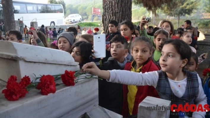 Kuşadalı Mahmut Esat Bozkurt mezarı başında anıldı