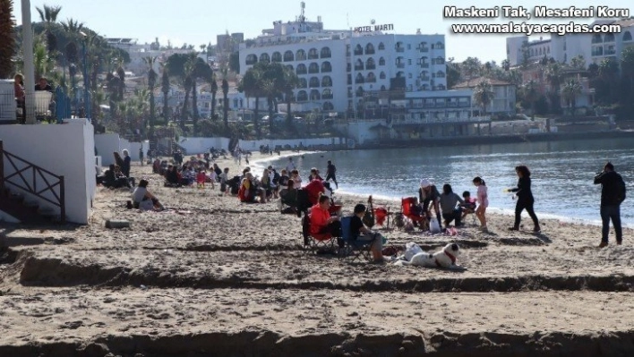 Kuşadası'nda güneşi gören plaja koştu