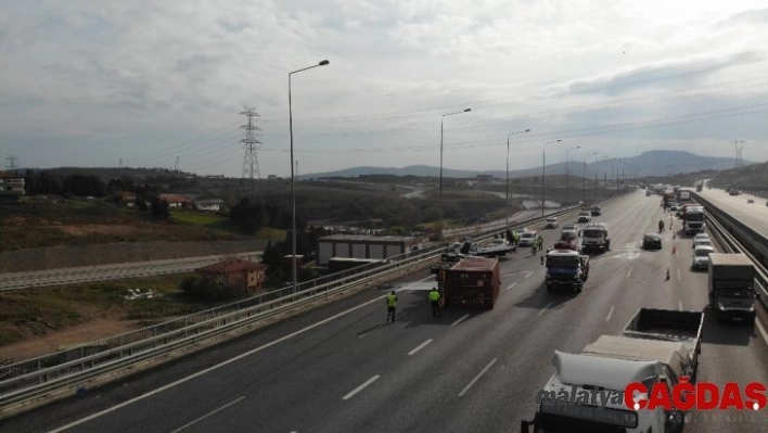 Kuzey Marmara otoyolunda ciple çarpışan kamyon devrildi