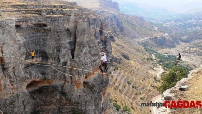 Levent Vadisi'nde Slackline gösterisi nefesleri kesti