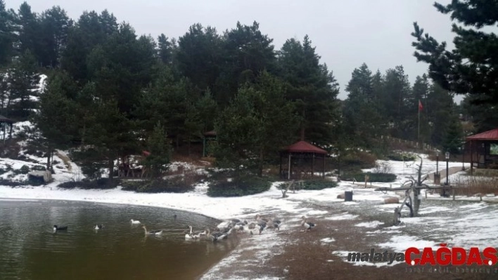 Limni Gölü'nde kar yağışı başladı