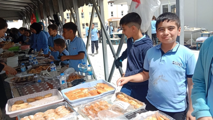 Lise öğrencileri Filistin yararına kermes düzenlendi