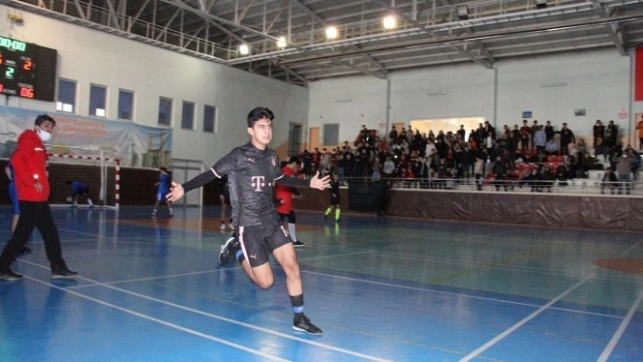 Liseli gençlerin futsal heyecanı