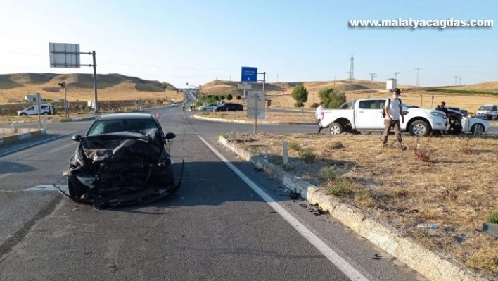 Lüks araç hurdaya döndü, 5 kişi yaralandı