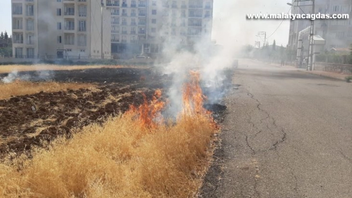 Mahalle arasındaki otluk yangını korkuttu