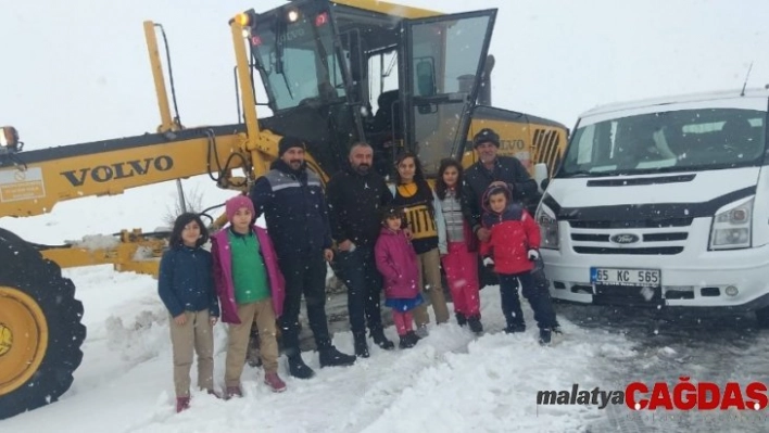 Mahsur kalan öğrenci servisinin imdadına iş makinesi yetişti