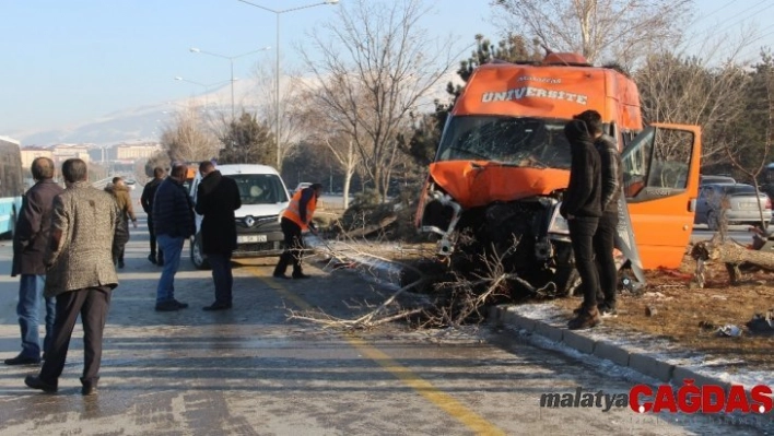 Makas atmak isteyen otomobilin çarptığı minibüs kaza yaptı: 11 yaralı