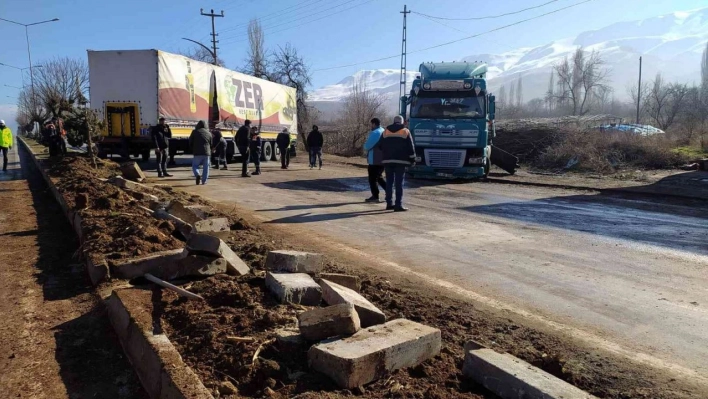 Makas kıran tır trafiği kilitledi