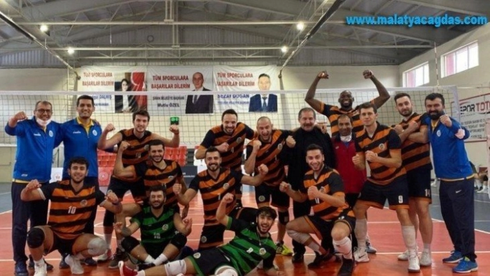 Voleybol takımı erteleme maçını kazandı