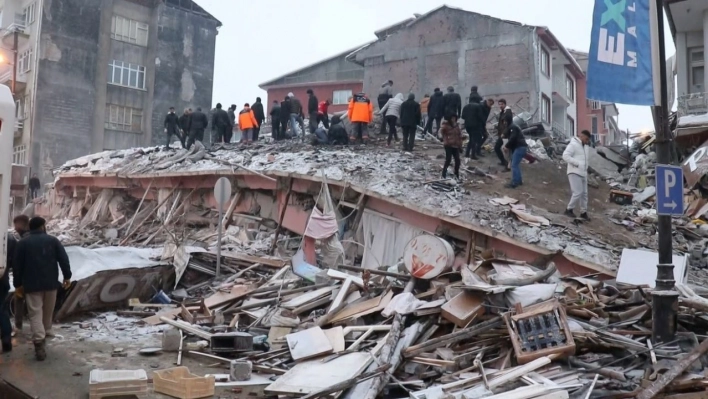 Malatya'da 140'ın üzerinde bina çöktü, onlarca ölü var