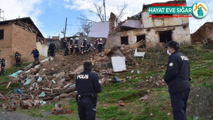 Malatya'da 2 katlı ev çöktü