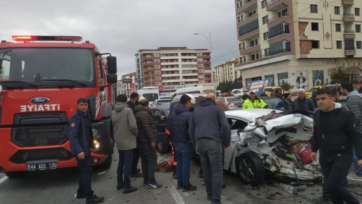 Malatya'da 7 aracın karıştığı kazada 1'i ağır 5 kişi yaralandı