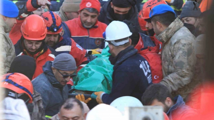 Malatya'da 81 saat sonra 72 yaşındaki depremzede enkazdan sağ kurtarıldı