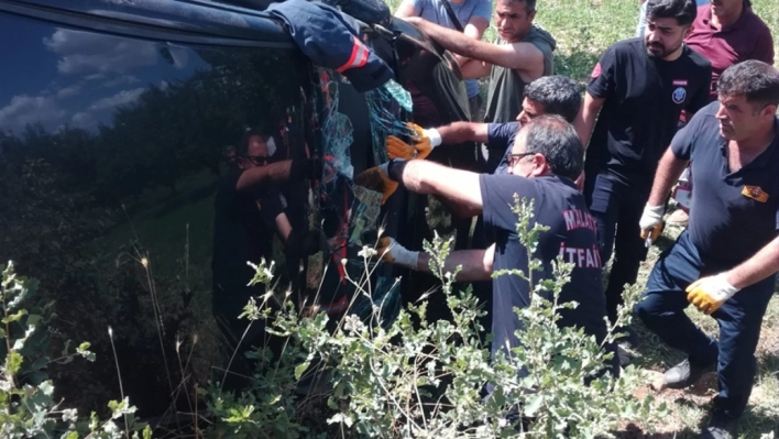 Malatya'da bahçeye devrilen otomobilin sürücüsü yaralandı