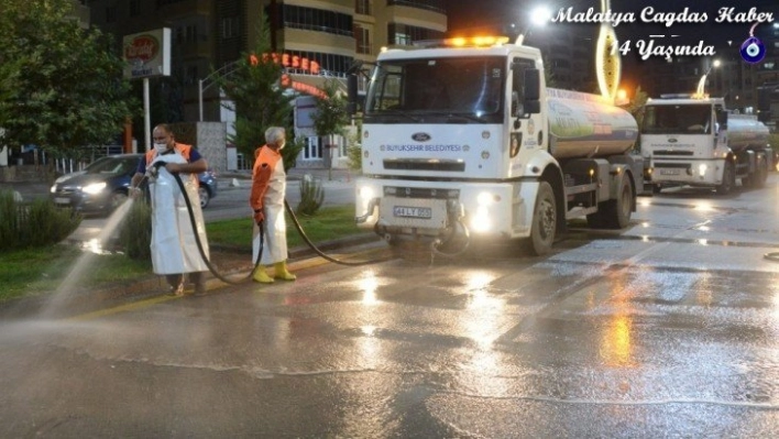 Caddeler yıkanıyor