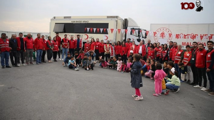 Malatya'da depremzede çocuklarla sokak oyunları oynadı