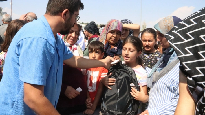 Malatya'da depremzede öğrencilere kırtasiye ve çanta desteği