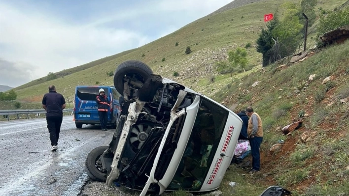 Malatya'da devrilen yolcu minibüsündeki 12 kişi yaralandı