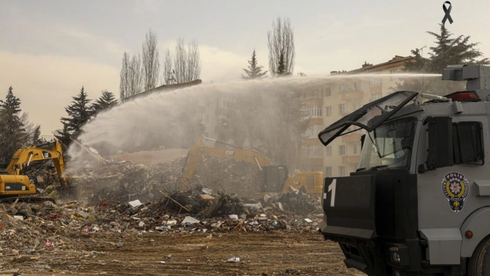 Malatya'da enkaz kaldırma çalışması devam ediyor