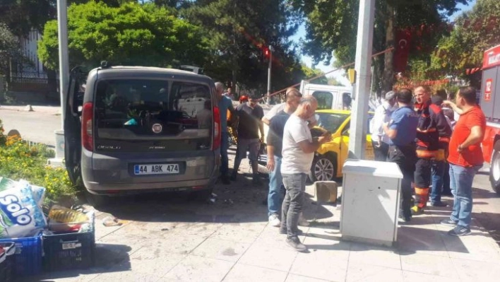 Hafif ticari araç otomobille çarpıştı: 6 yaralı