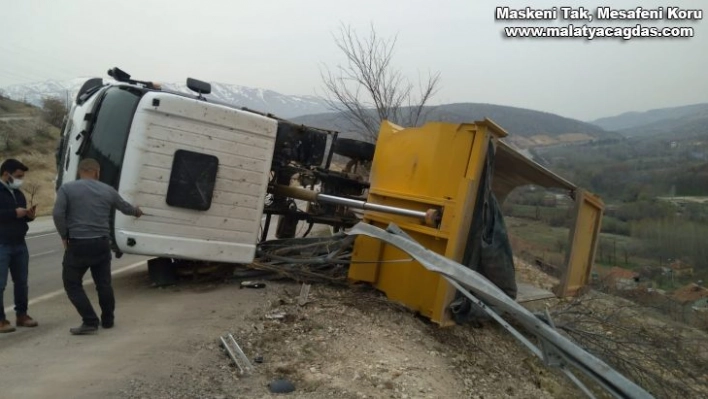 Malatya'da hafriyat kamyonu devrildi: 1 yaralı