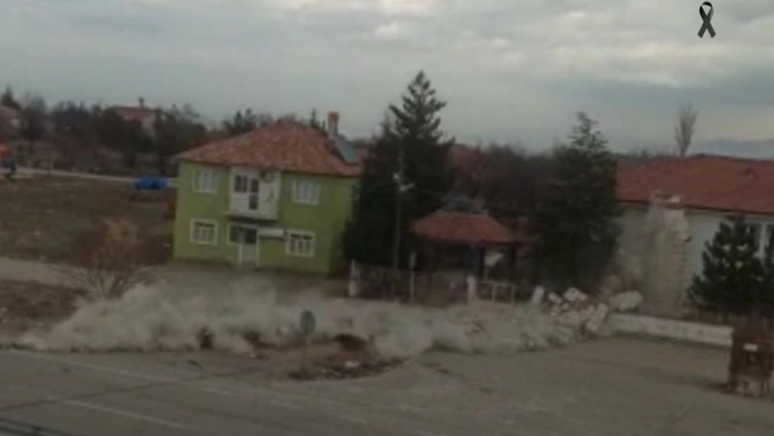 Malatya'da hasarlı caminin minaresi kontrollü yıkıldı