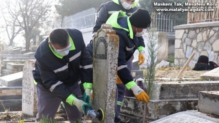 İnönü ve Özal ailelerinin mezarlarını yeniliyor