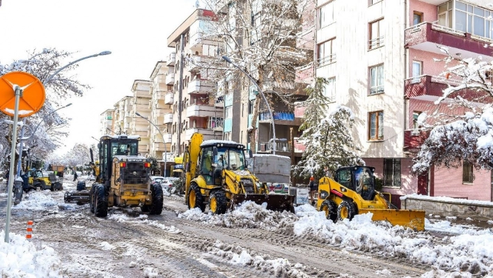 Kardan kapanan yollar yeniden ulaşıma açılıyor