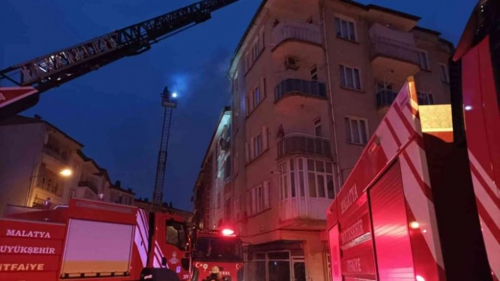 Malatya'da korkutan çatı yangını