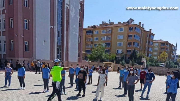 Öğrencilere trafik eğitimi verildi