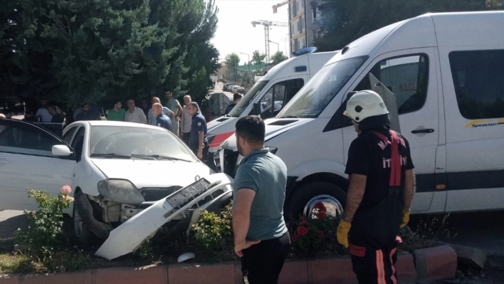 Malatya'da otomobil ile servis minibüsü çarpıştı, 5 kişi yaralandı