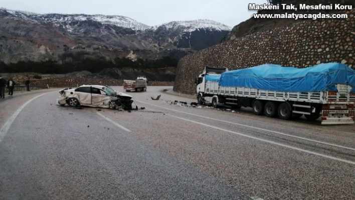 Malatya'da otomobil ile tır çarpıştı: 2 yaralı