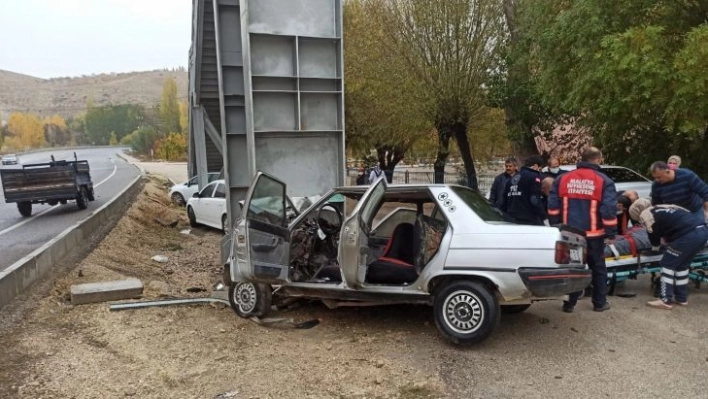 Malatya'da otomobil üst geçidin ayağına çarptı: 1 ölü, 1 yaralı