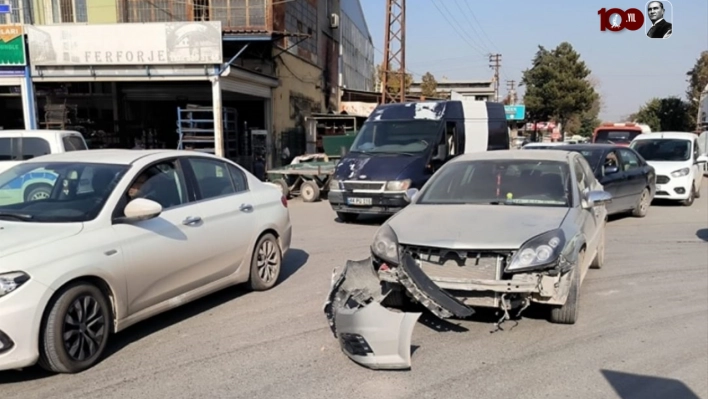 Malatya'da otomobilin çarptığı motosikletteki 2 polis yaralandı