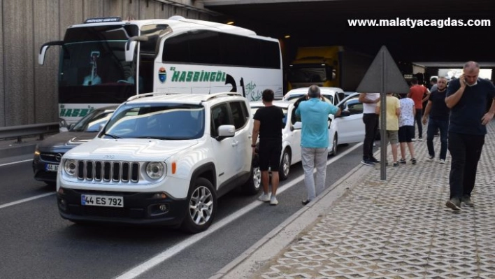 Trafiği felç eden zincirleme kaza