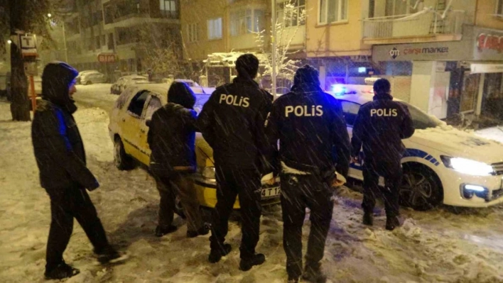 Yoğun kar yağışı ağaçları devirdi