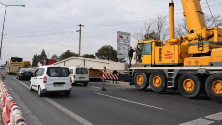 Malatya'da yola düşen dev beton makas trafiği felç etti