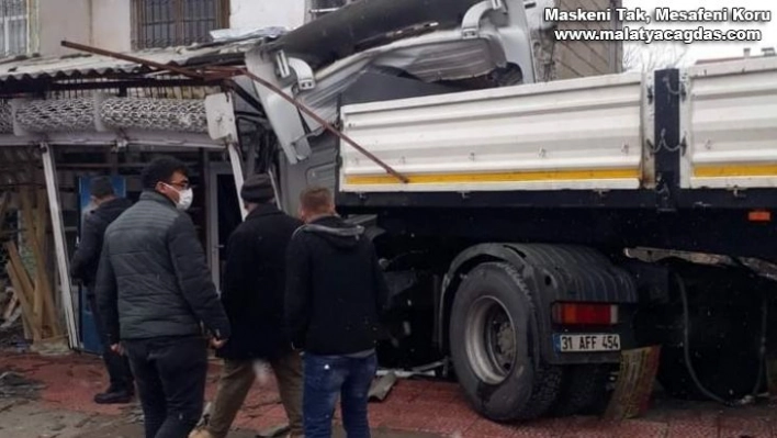 Malatya'da yoldan çıkan tır iş yerine girdi: 4 yaralı