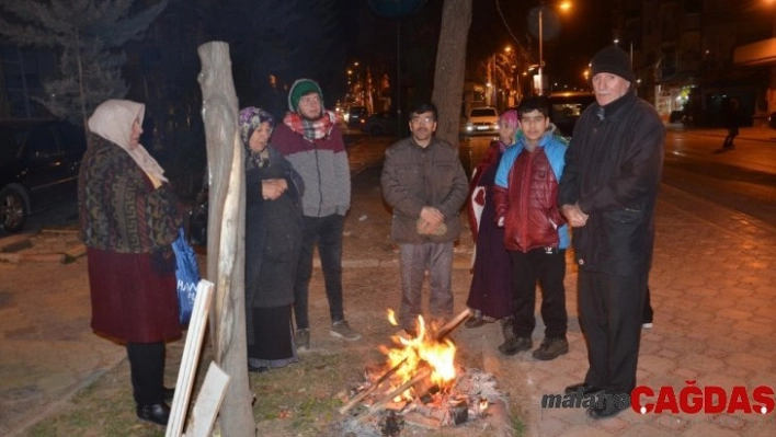 Malatya halkı geceyi sokakta geçiriyor