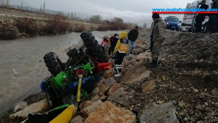 Malatyada traktör şarampole devrildi