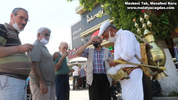 Malatyalılar, meyan kökü şerbeti ile serinliyor