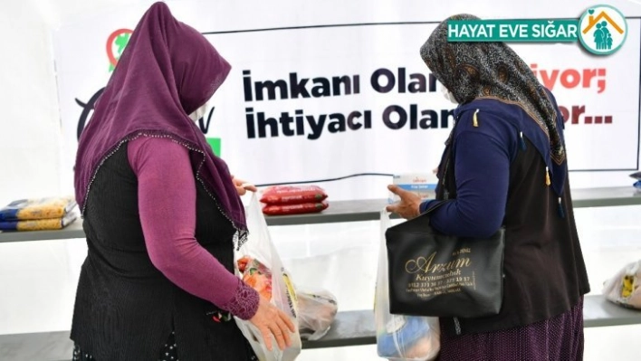 Mamak ekmeğini paylaşıyor